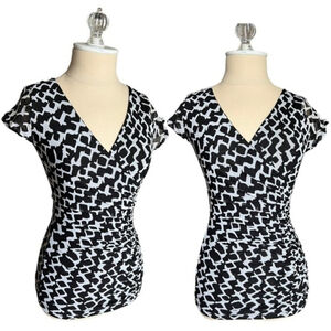 New York & Company Monochrome Abstract Dressy Fitted Surplice Blouse Size XS